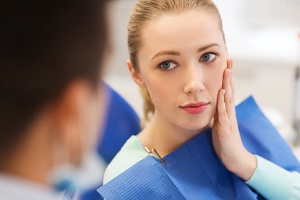 Woman visiting her emergency dentist in West Monroe